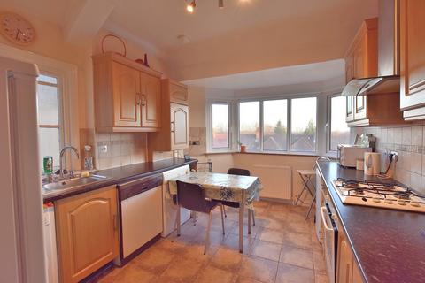 2 bedroom flat for sale, Queens Avenue, London, Greater London. N21