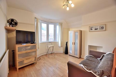 2 bedroom flat for sale, Queens Avenue, London, Greater London. N21