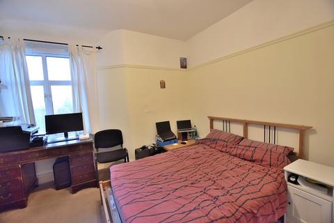 2 bedroom flat for sale, Queens Avenue, London, Greater London. N21