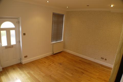 2 bedroom flat to rent, High Street, Potters Bar EN6