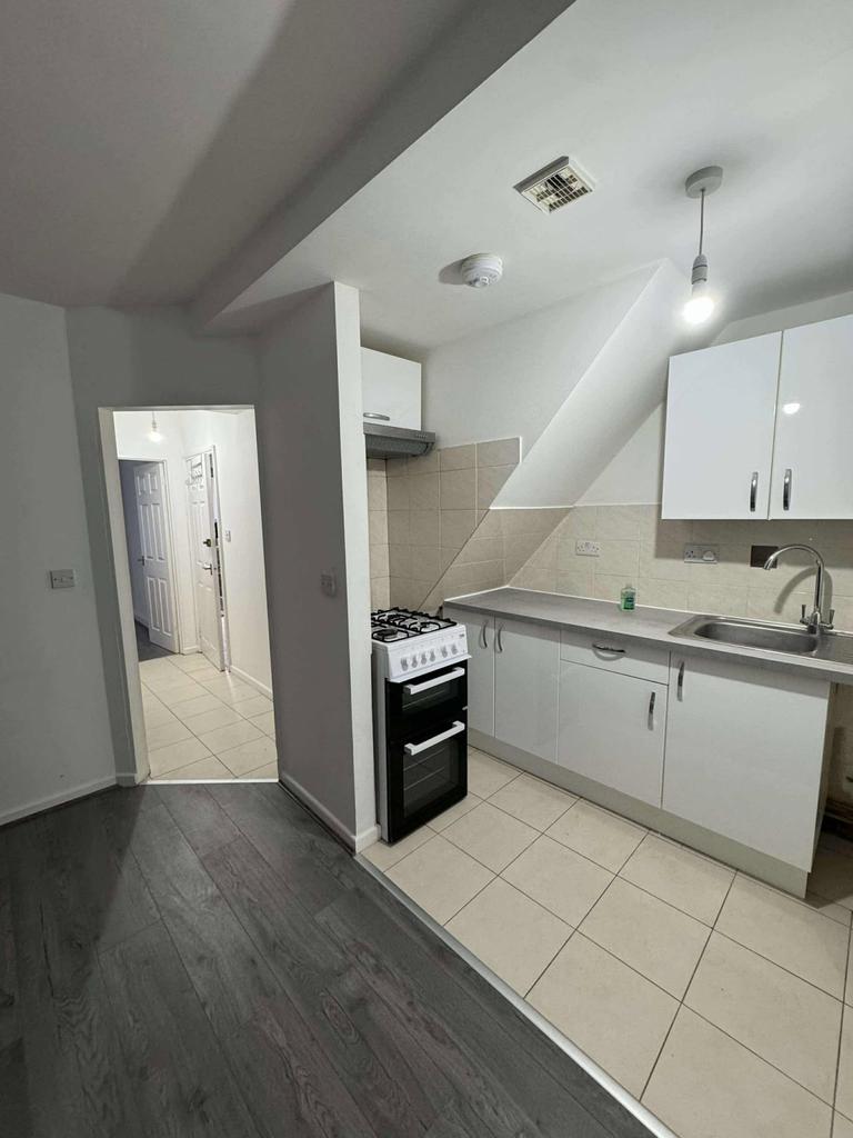 Flat B, 7 Hazlebury Crescent, Luton, LU1 1 DF