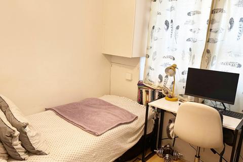 1 bedroom in a flat share to rent, Sulivan Court, SW6