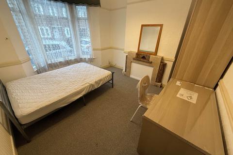 5 bedroom flat to rent, Talworth Street, Roath