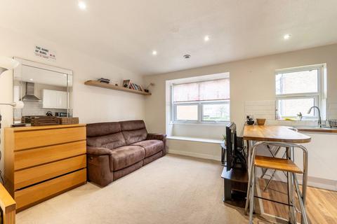 Studio to rent, Bramley Road, North Kensington, London, W10