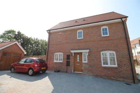 3 bedroom semi-detached house to rent, Kilnwood Close, Horsham RH12