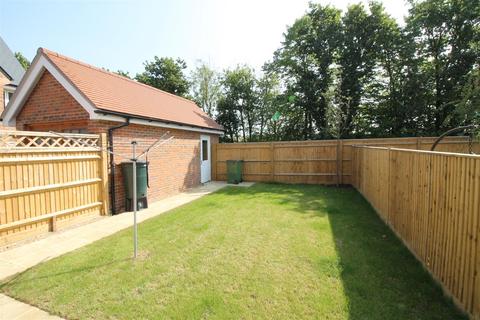 3 bedroom semi-detached house to rent, Kilnwood Close, Horsham RH12