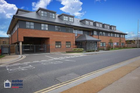 1 bedroom ground floor flat for sale, Great North Road, Hatfield