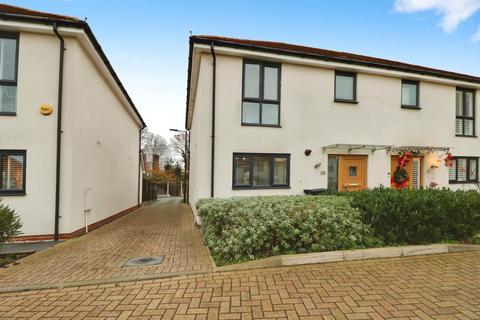 3 bedroom semi-detached house to rent, Cole Avenue, Southend-on-sea, SS2