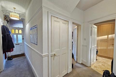 2 bedroom maisonette for sale, Leslie Road, London, N2