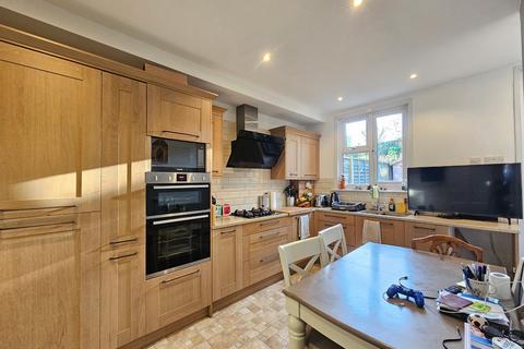 2 bedroom maisonette for sale, Leslie Road, London, N2