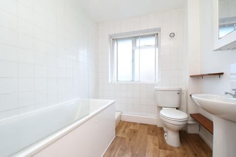 3 bedroom flat to rent, Burbage Road, London SE24