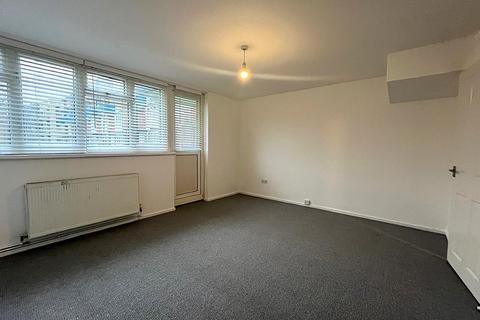 2 bedroom maisonette to rent, Longheath Gardens, Croydon