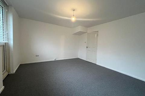 2 bedroom maisonette to rent, Longheath Gardens, Croydon