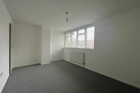 2 bedroom maisonette to rent, Longheath Gardens, Croydon