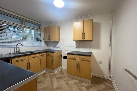 2 bedroom maisonette to rent, Longheath Gardens, Croydon