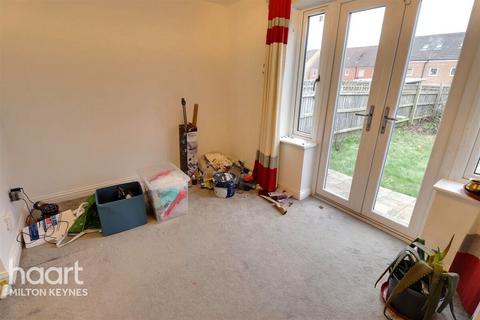 3 bedroom semi-detached house to rent, Warwick Avenue, Broughton