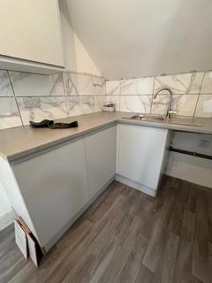 Studio to rent, London SW16