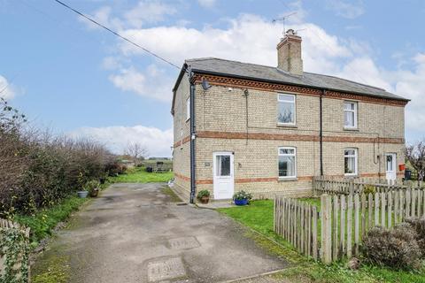 3 bedroom semi-detached house to rent, Islip