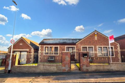 4 bedroom bungalow for sale, Wood Grove, Leeds, West Yorkshire