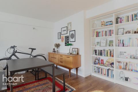 2 bedroom flat for sale, Shaftesbury Road, London