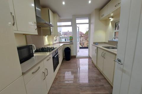 5 bedroom semi-detached house to rent, Somersby Gardens, Ilford