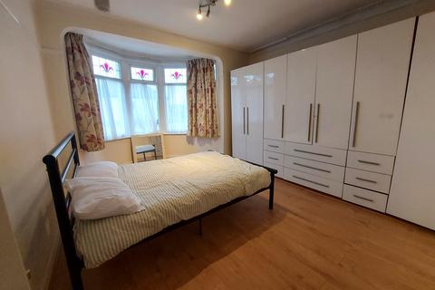 5 bedroom semi-detached house to rent, Somersby Gardens, Ilford