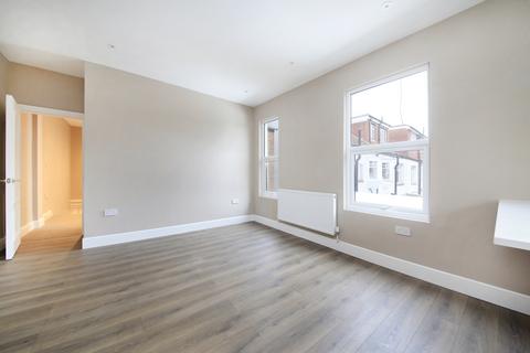 3 bedroom flat to rent, Kingsway, East Sheen