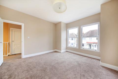 3 bedroom flat to rent, Kingsway, East Sheen