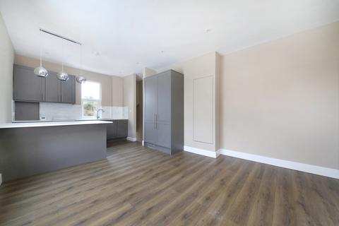 3 bedroom flat to rent, Kingsway, East Sheen