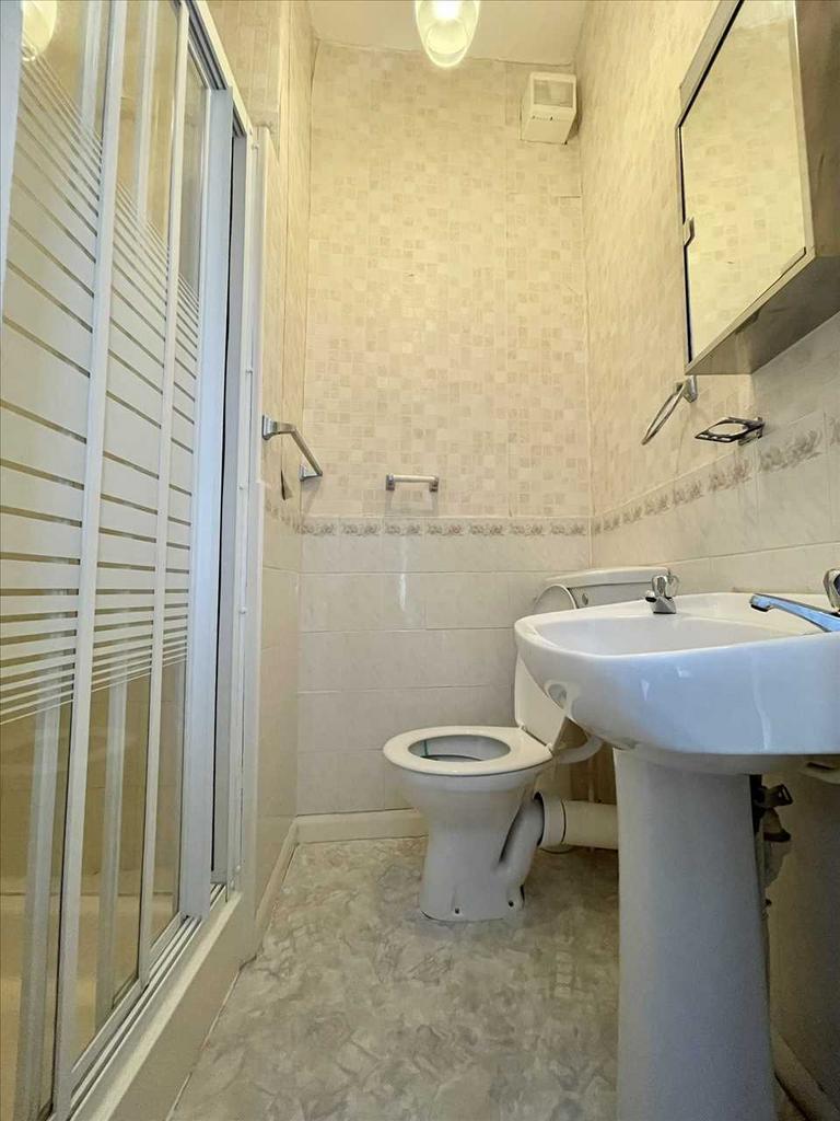 En suite shower