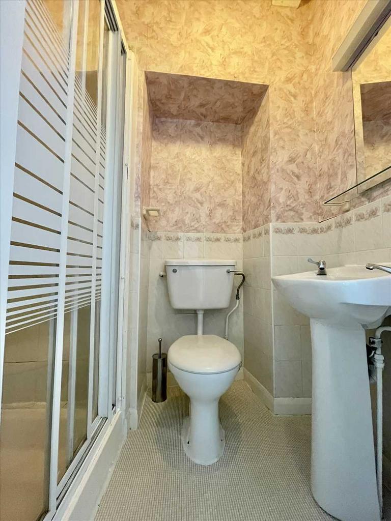 En suite shower