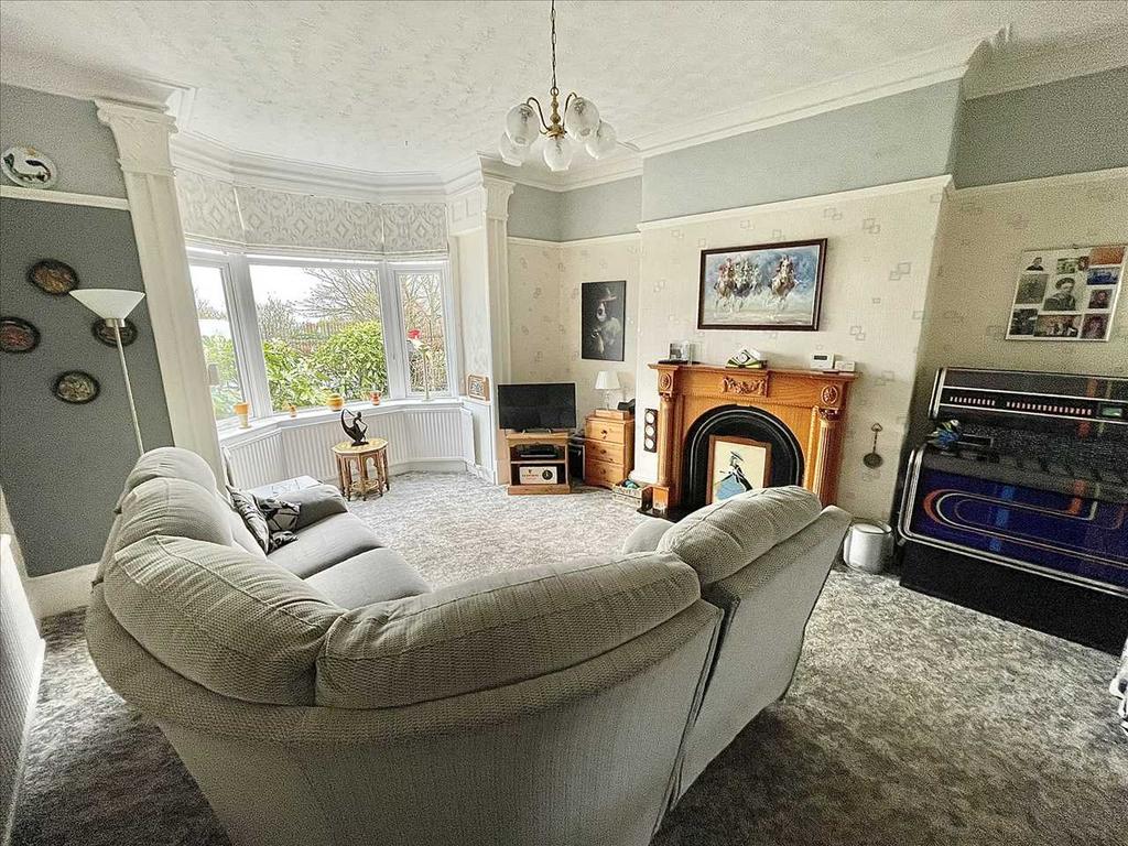LOUNGE (front)