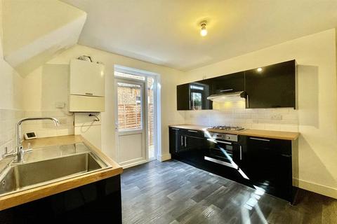 2 bedroom maisonette to rent, Astonville Street, Southfields