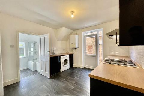 2 bedroom maisonette to rent, Astonville Street, Southfields