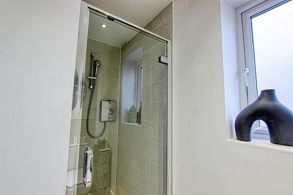 Ensuite to bedoom one