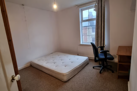 2 bedroom house to rent, Chatsworth Avenue, Nottingham NG7