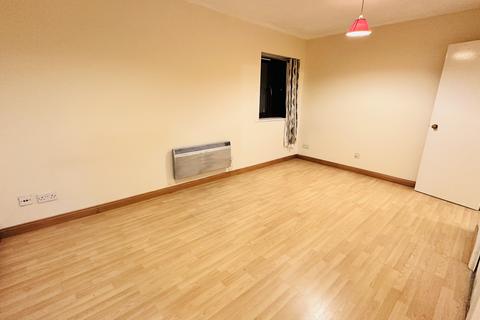 Studio to rent, Vicars Bridge Close, Wembley HA0