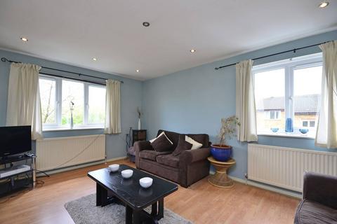 2 bedroom flat to rent, Laburnum Close, Friern Barnet, London, N11