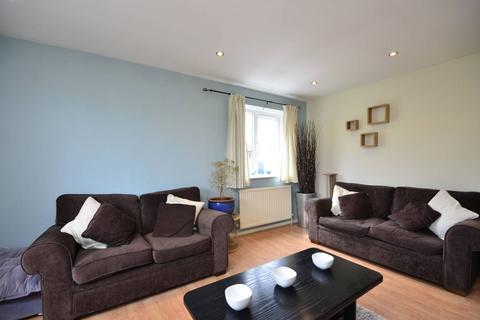 2 bedroom flat to rent, Laburnum Close, Friern Barnet, London, N11