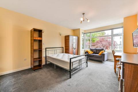 3 bedroom flat to rent, Caledonian Road, Holloway, London, N7