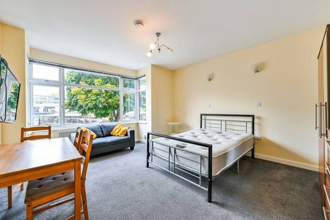 3 bedroom flat to rent, Caledonian Road, Holloway, London, N7