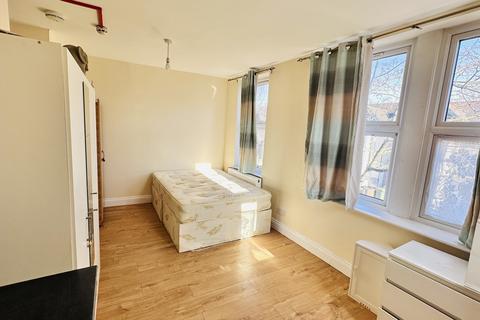 Studio to rent, Station Road, Harrow HA1