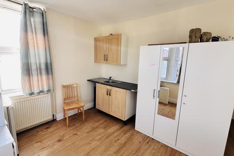 Studio to rent, Station Road, Harrow HA1