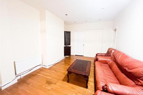 4 bedroom property to rent, Abbotswood Gardens, Ilford, IG5