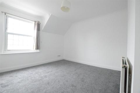 3 bedroom flat to rent, High Street, Iver