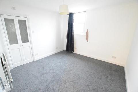 3 bedroom flat to rent, High Street, Iver