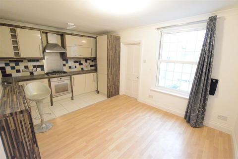 3 bedroom flat to rent, High Street, Iver