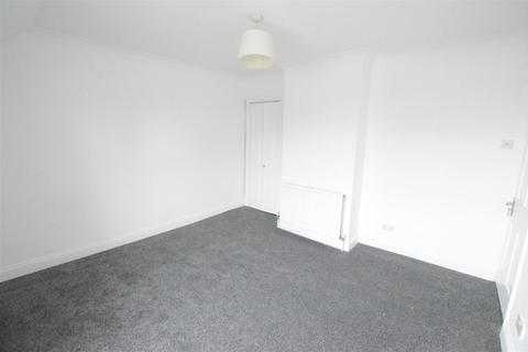 3 bedroom flat to rent, High Street, Iver