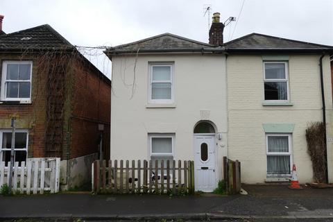 3 bedroom semi-detached house to rent, Osborne Road, Totton