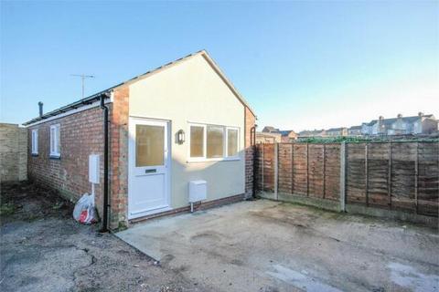 1 bedroom detached bungalow to rent, Avenue Road, New Bilton, Rugby, CV21